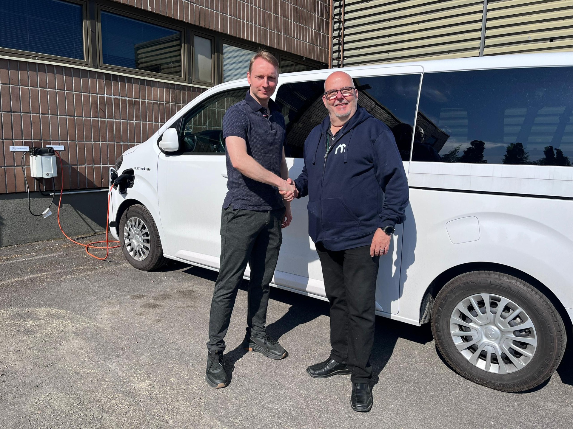 Kotokunnan Varkauden yksikön johtaja Jukka Piirainen (oik) ja Fixumon toimitusjohtaja Ville Valkonen-Yang